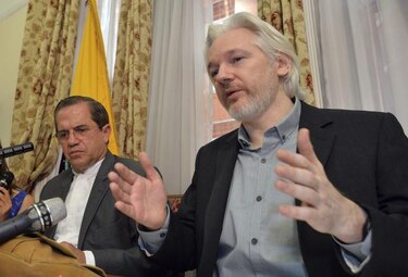 Assange confunde al anunciar que dejará embajada ecuatoriana