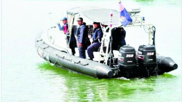 Un barco naufraga en aguas de Malasia