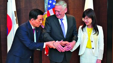 Mattis elogia y critica a Pekín en Singapur