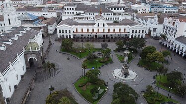 Ministros de Salud y Trabajo renuncian por crisis del coronavirus en Ecuador