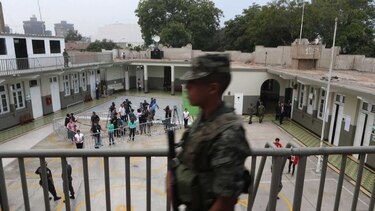 Peruanos votan para elegir presidente con la vista puesta en el balotaje