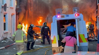 ‘Un escenario apocalíptico’: el brutal ataque con cuchillo a un hombre que desató violentas protestas en Belfast