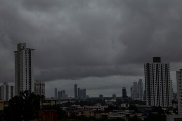 Emiten un nuevo aviso de vigilancia por la incursión de la onda tropical 37 de la temporada