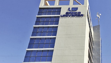 Banco Universal, en venta