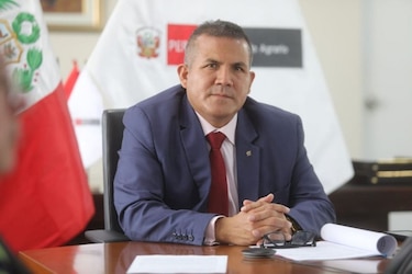 Renuncia ministro de Agricultura de Perú tras revelarse que estuvo en prisión
