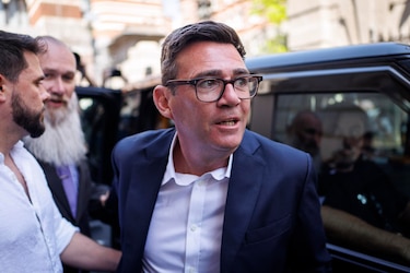 Burnham, candidato a suceder a Starmer, jura como diputado en el Parlamento británico