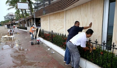 Inundaciones y deslaves, primeros efectos de Patricia