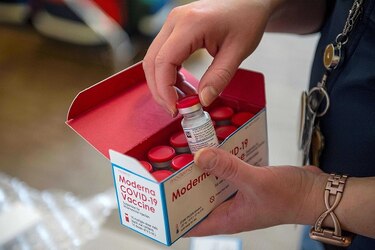 Suecia suspende ‘por precaución’ la vacuna Moderna para menores de 30 años
