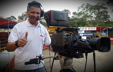 Muere camarógrafo de televisión tico al ser golpeado por toro durante transmisión en vivo