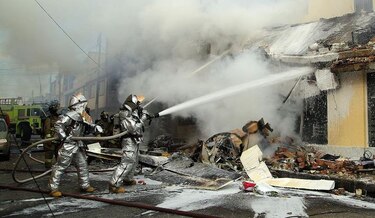 Cinco muertos tras desplome de avioneta sobre viviendas en Bogotá