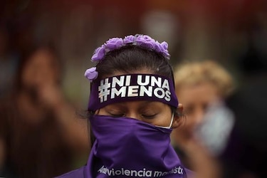 Multitud morada exige medidas contra feminicidios en las calles de Perú