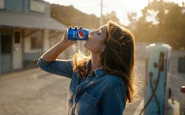 Cindy Crawford recrea comercial del Super Bowl de 1992