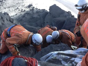 Reanudan la búsqueda en el volcán Ontake, que ha causado ya 54 muertos