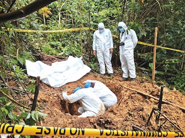 Peritos analizan osamentas halladas en fosa clandestina