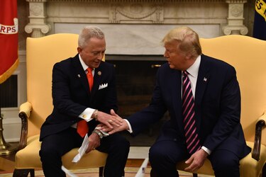 Demócrata que se opuso a impeachment visita a Trump y se declara republicano
