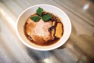 Una rica sopa de fideos japonesa sin carne y con insectos