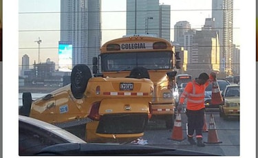 Tráfico: Mujer y niño, heridos por vuelco de taxi en corredor Sur; se incendia carro en Panamá Pacífico