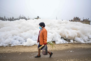 La contaminación crece como espuma en las afueras de Bogotá