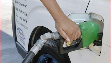 Doce bajas en el precio del combustible este año