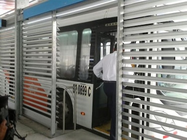 Habilitan puntos de salida de buses para personal de salud