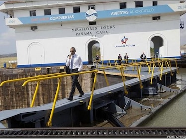 Obama realiza rápida visita a las esclusas de Miraflores