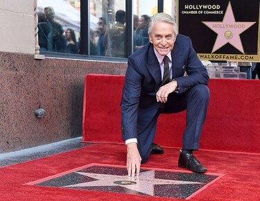 Actor Michael Douglas obtiene estrella en el Paseo de la Fama