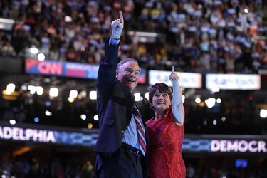 Obama hace ardiente defensa de Clinton y pide al país llevarla a la victoria