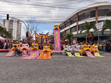Con ritmo y color, desfile celebra la llegada del Año del Caballo de Fuego