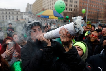 Cientos de personas marchan en Chile por la regulación del cannabis