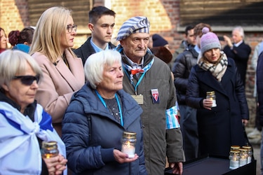 Supervivientes inician con velas y flores la 80ª conmemoración de Liberación de Auschwitz