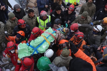 Aumentan a casi 19,400 los muertos en Turquía por el terremoto