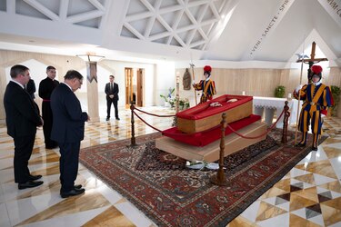 Ritual oficial: El Vaticano publica las primeras imágenes del féretro del papa Francisco