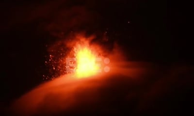 Evacúan en Guatemala a dos aldeas ante aumento de erupciones de volcán de Fuego
