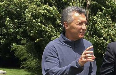 Atacan el vehículo del presidente Macri, quien resulta ileso