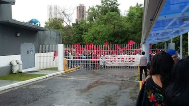 Suntracs protesta frente a televisoras