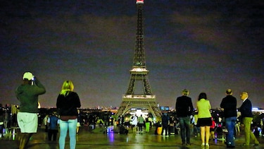 Torre Eiffel, a oscuras por atentado