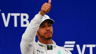 Hamilton gana en Rusia beneficiado por su equipo