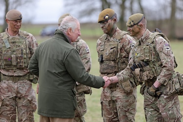Carlos III visita a los militares ucranianos en el campo de entrenamiento británico