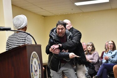Atacan con una sustancia desconocida a Ilhan Omar, la congresista de Minesota amenazada de muerte tras ser criticada por Trump