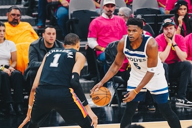 Los Wolves ganan el primer duelo de semis pese a actuación histórica de ‘Wemby’