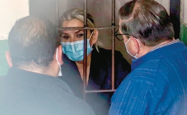 Expresidenta de Bolivia en huelga de hambre se descompensa durante una audiencia judicial