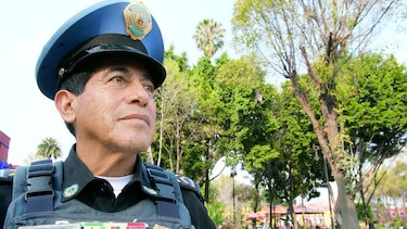 Un policía conversador