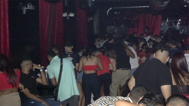 Autoridades sorprenden a unos 60 menores de edad dentro de un bar en Casco Antiguo