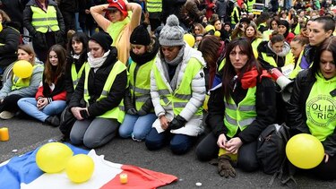 Mujeres 'chalecos amarillos' se manifiestan en Francia para dar imagen pacífica