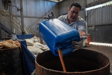 El exitoso emprendimiento hondureño que logró convertir el aceite de cocina usado en jabón y comida para perros