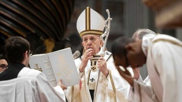 Papa Francisco exhorta a los curas a ‘ensuciarse’ tocando los pecados de la gente 