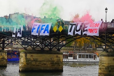 ‘La FIFA mata’, dice una pancarta que activistas colgaron en un puente en París