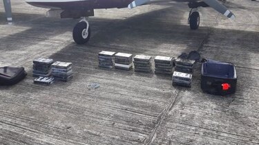 Piloto y copiloto, detenidos provisionalmente por un caso de posesión de drogas