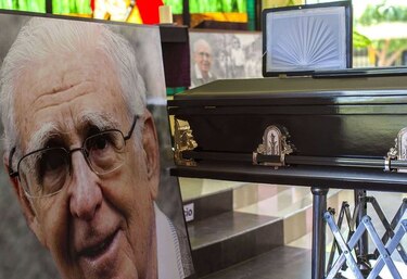 Emotiva despedida a sacerdote Fernando Cardenal en Nicaragua