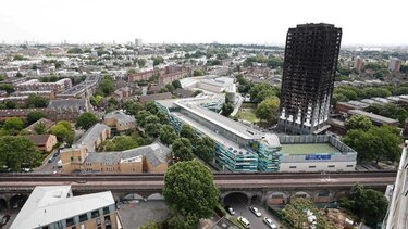 Isabel II de Inglaterra llama a la unidad tras el incendio en Londres